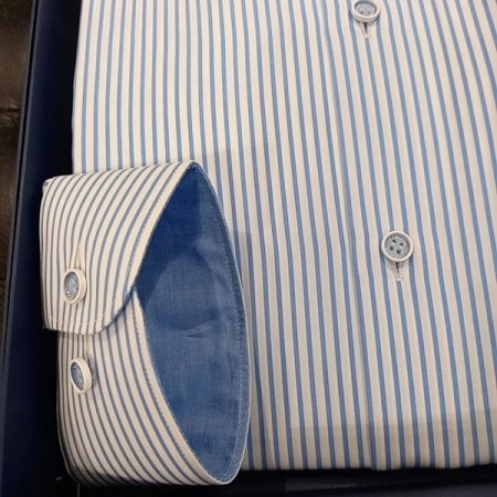 블루톤의 스트라이프패턴 슬림핏셔츠