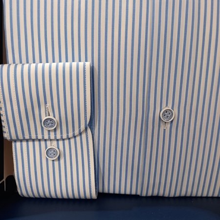 블루톤의 스트라이프패턴 슬림핏셔츠