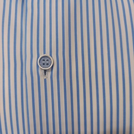 블루톤의 스트라이프패턴 슬림핏셔츠