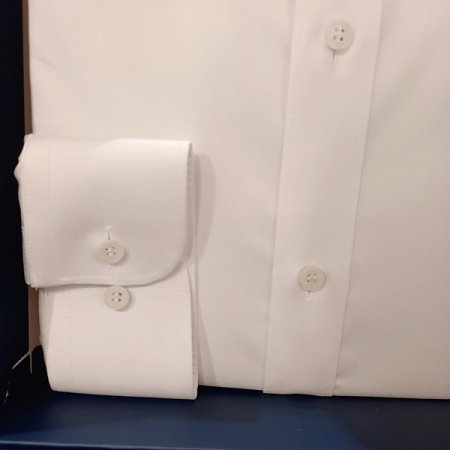 기본 트윌 원단의 클래식한 화이트셔츠