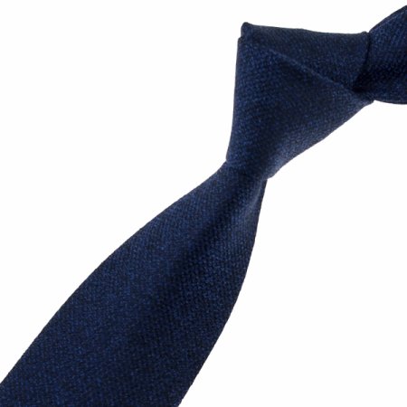 깔끔한 조직감이 돋보이는 솔리드 타이