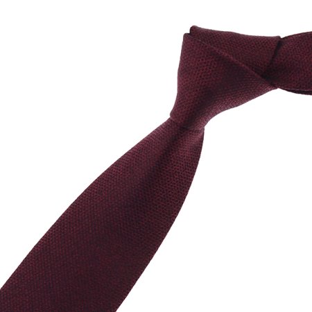 깔끔한 조직감이 돋보이는 솔리드 타이