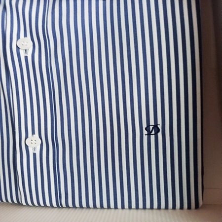 듀퐁만의 아이덴티티인 풀로고 자수셔츠