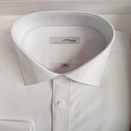 스트레치 소재를 사용한기본 슬림핏셔츠