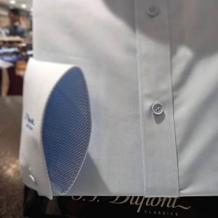 면 스트레치 소재를 사용한 일반핏셔츠