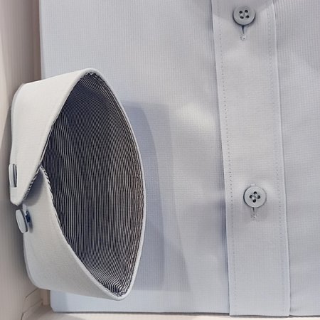 스트레치 소재를 사용한 일반핏 셔츠