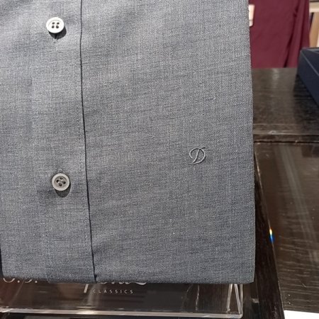 린넨 혼방 소재를 사용한 슬림핏 셔츠