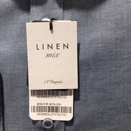 린넨 혼방 소재를 사용한 슬림핏 셔츠