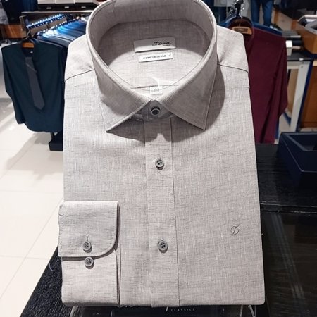 린넨 혼방 소재를 사용한 슬림핏 셔츠