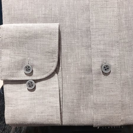 린넨 혼방 소재를 사용한 슬림핏 셔츠