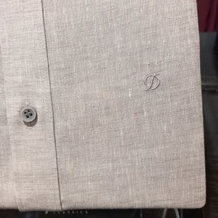 린넨 혼방 소재를 사용한 슬림핏 셔츠