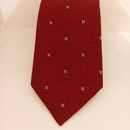 심플한 모티브가 어우러진 올오버타이