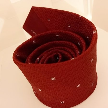 심플한 모티브가 어우러진 올오버타이