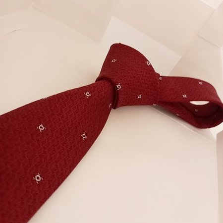 심플한 모티브가 어우러진 올오버타이