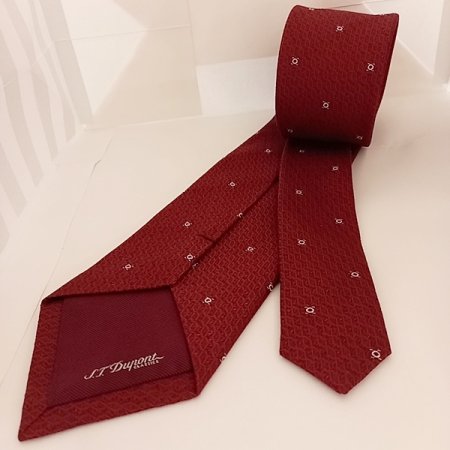 심플한 모티브가 어우러진 올오버타이