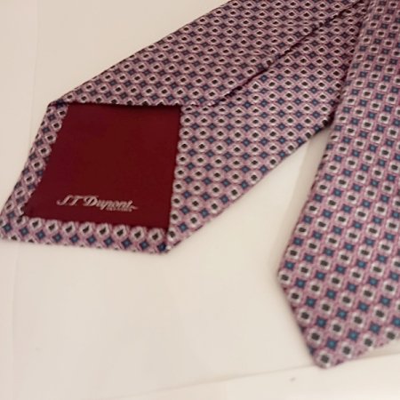 사각 모티브가 돋보이는 올오버 타이