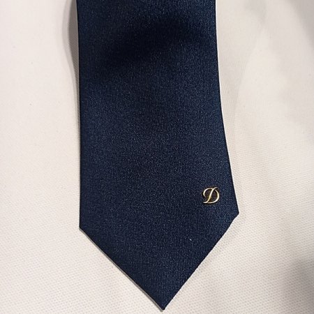 삼색 포인트가 돋보이는 원포인트타이