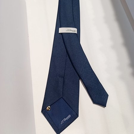 삼색 포인트가 돋보이는 원포인트타이