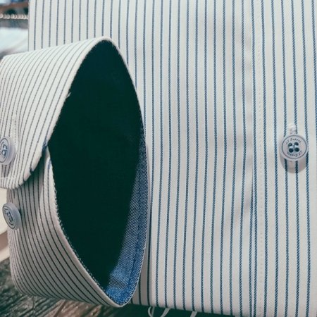 착용감이 편안한 핀스트라이프 셔츠