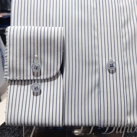 착용감이 편안한 핀스트라이프 셔츠