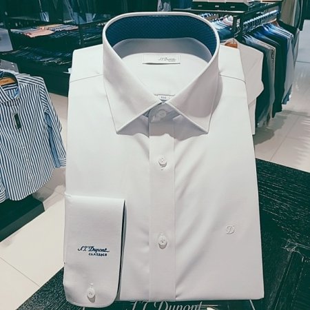 스트레치 소재를 사용한 화이트 셔츠