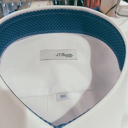 스트레치 소재를 사용한 화이트 셔츠