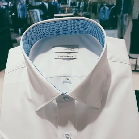 카라 뒷고대에 풀로고 자수 셔츠