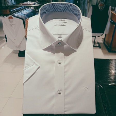 트레치 소재를 사용한 슬림핏 셔츠