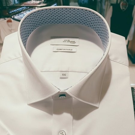 트레치 소재를 사용한 슬림핏 셔츠