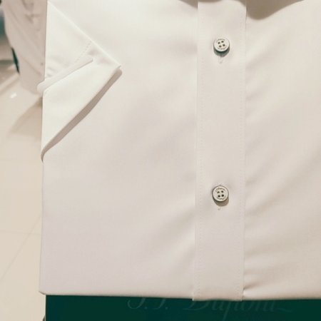 트레치 소재를 사용한 슬림핏 셔츠