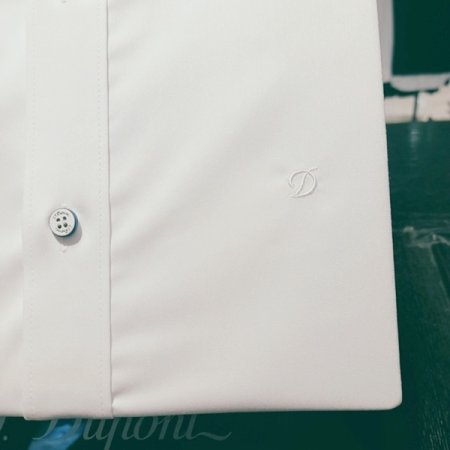 트레치 소재를 사용한 슬림핏 셔츠