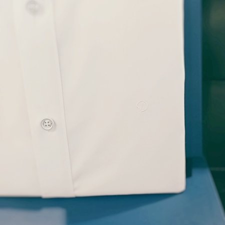 시그니처인 삼색테이프 풀로고자수셔츠