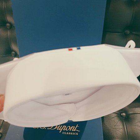 시그니처인 삼색 자수 카라뒷고대 셔츠