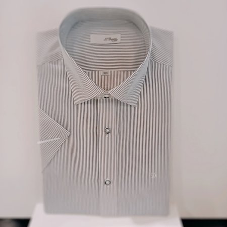 둥근D리벳 사양의 슬림핏 셔츠