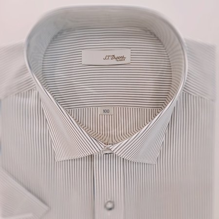 둥근D리벳 사양의 슬림핏 셔츠