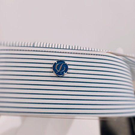 둥근D리벳 사양의 슬림핏 셔츠