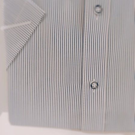 둥근D리벳 사양의 슬림핏 셔츠