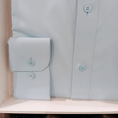 착용감이 좋고 구김이 없는 블루 셔츠