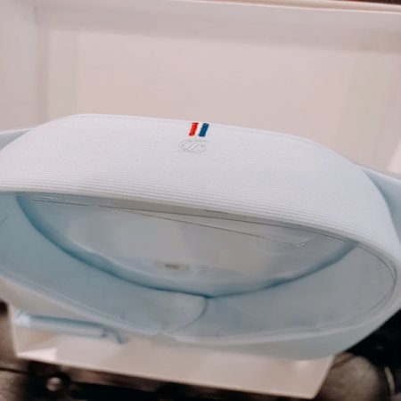 카라 뒷고대에 삼색자수가 포인트 셔츠