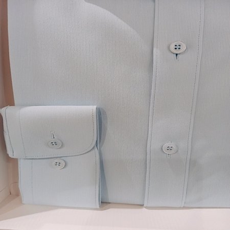 카라 뒷고대에 삼색자수가 포인트 셔츠