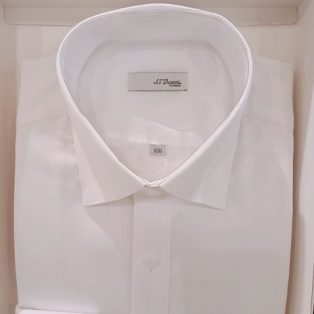 카라 뒷고대에 삼색자수가 포인트 셔츠