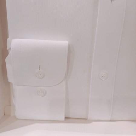 카라 뒷고대에 삼색자수가 포인트 셔츠