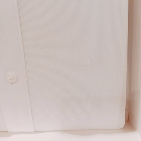 카라 뒷고대에 삼색자수가 포인트 셔츠