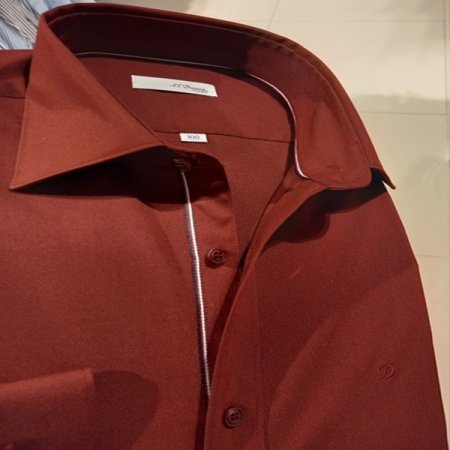 삼색 컬러 테이프를 끼운 슬림셔츠