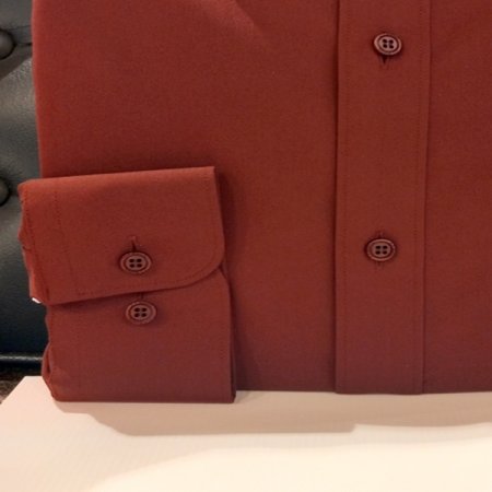 삼색 컬러 테이프를 끼운 슬림셔츠