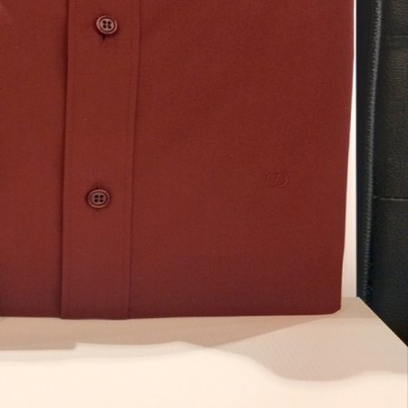 삼색 컬러 테이프를 끼운 슬림셔츠