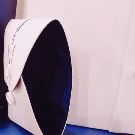 삼색 포인트 자수가 디자인된 일반셔츠