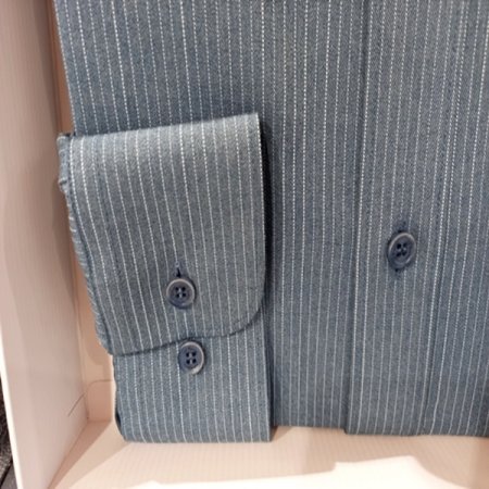 핀스트라이프 패턴으로 짜임의 소재셔츠