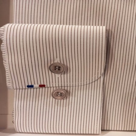 듀퐁만의 시그니처인 삼색자수 셔츠