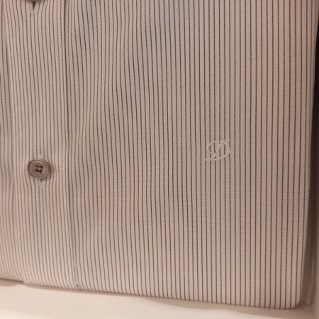 듀퐁만의 시그니처인 삼색자수 셔츠